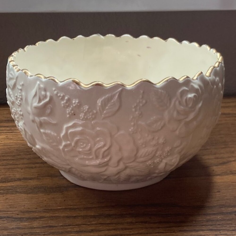 Beautiful White Bowl w/gold trim